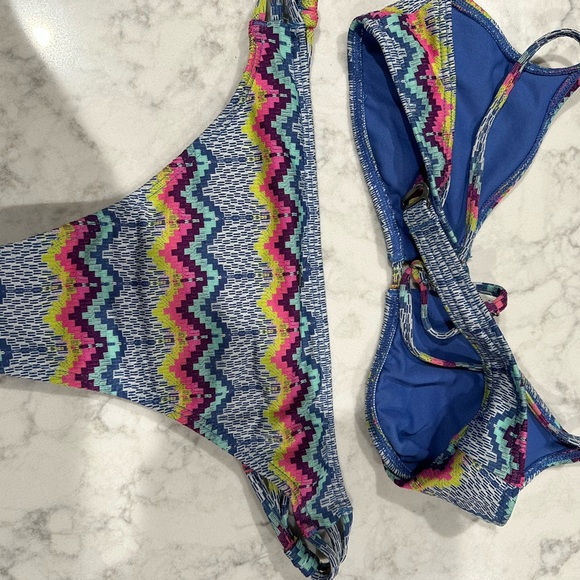 Roxy bathing suit - Picture 2 of 3